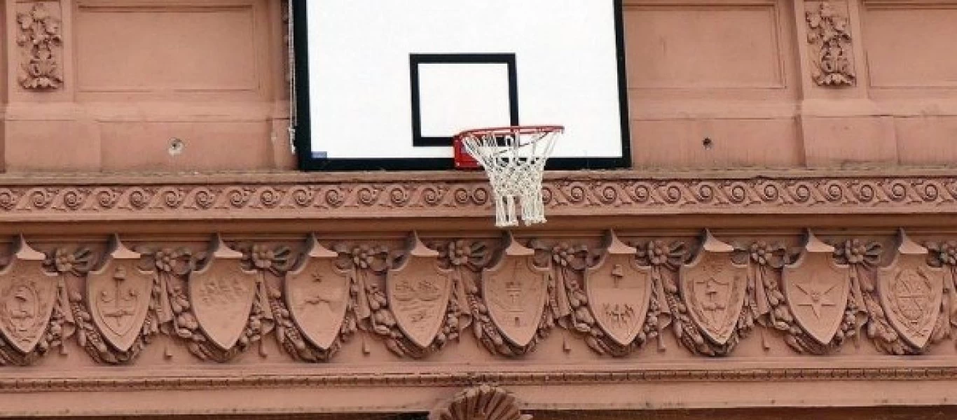 Έβαλαν... μπασκέτα στην είσοδο του Προεδρικού Μεγάρου Αργεντινής (φώτο)